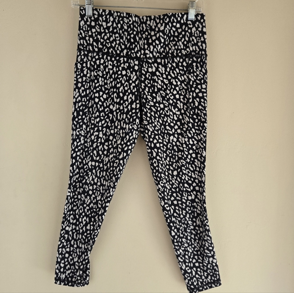 Athleta Salutation Stash Pocket II Printed 7/8 size Medium Animal Leopard Print